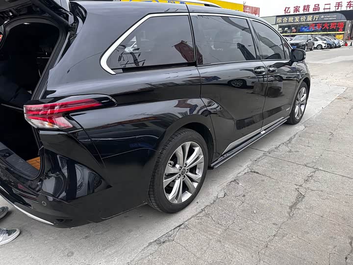 Photo 2 - Toyota Sienna