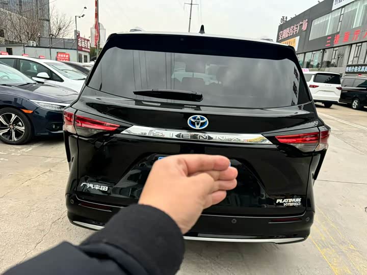 Photo 3 - Toyota Sienna