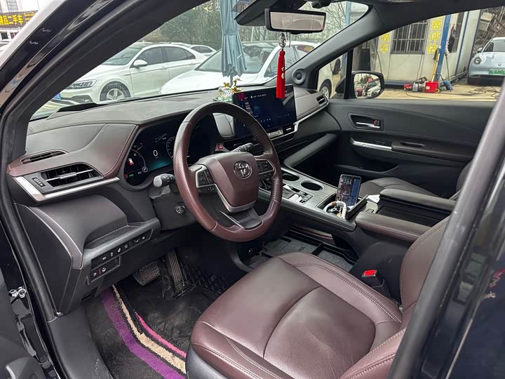 Photo 4 - Toyota Sienna