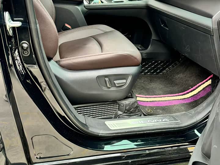 Photo 5 - Toyota Sienna