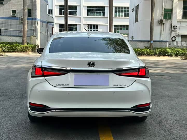 Фото 2 - Lexus ES