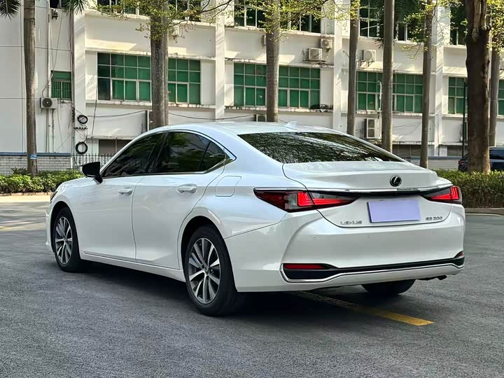 Фото 4 - Lexus ES