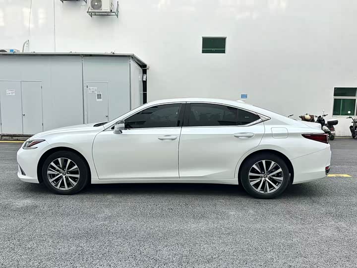 Фото 6 - Lexus ES