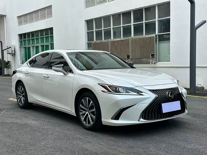 Фото 7 - Lexus ES
