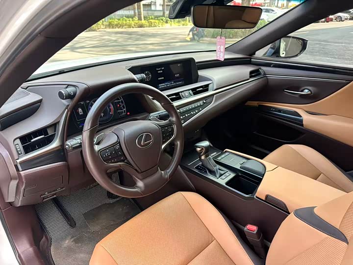 Фото 8 - Lexus ES