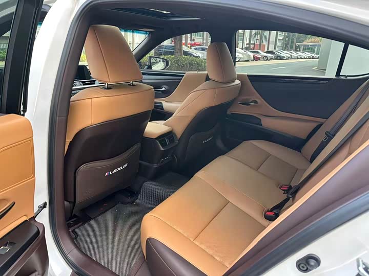 Фото 9 - Lexus ES