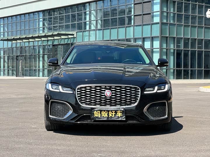 Фото 4 - Jaguar XE L