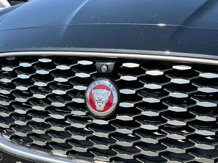 Фото 7 - Jaguar XE L