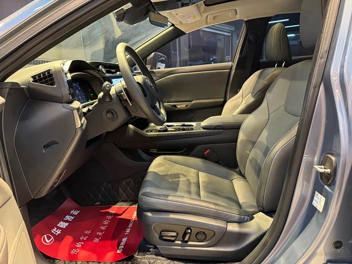 Фото 4 - Lexus RZ