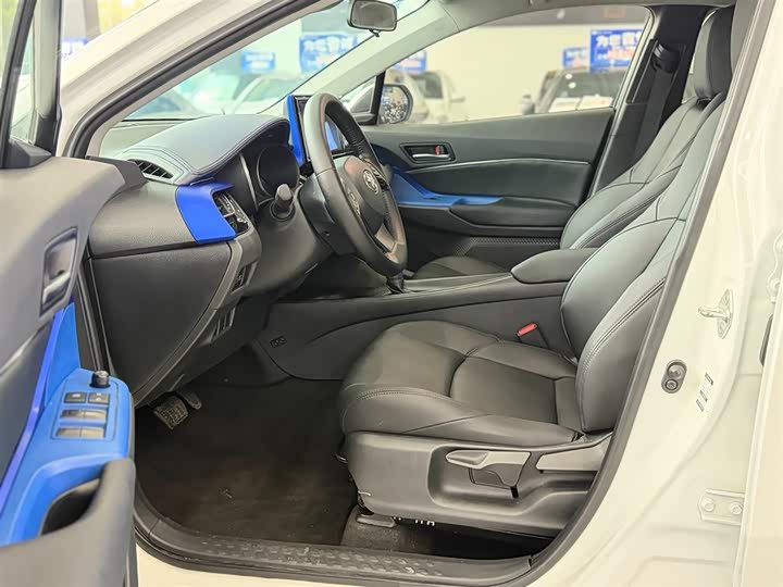 Фото 4 - Toyota C-HR