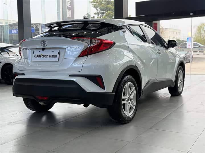 Фото 6 - Toyota C-HR