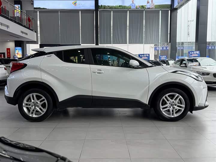 Фото 9 - Toyota C-HR