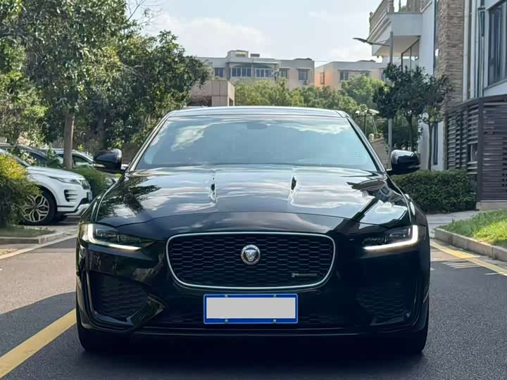 Фото 2 - Jaguar XE L