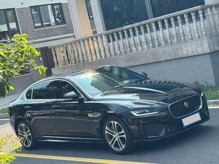 Фото 3 - Jaguar XE L