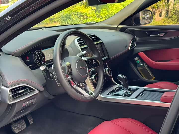 Фото 4 - Jaguar XE L