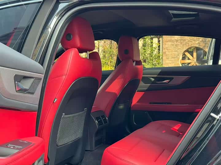 Фото 6 - Jaguar XE L