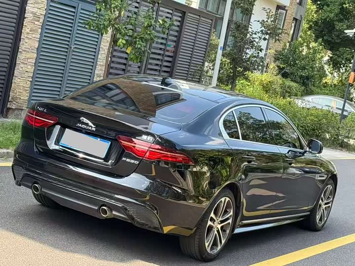Фото 7 - Jaguar XE L