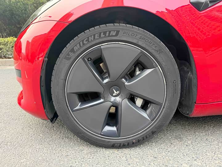 Фото 4 - Tesla Model 3