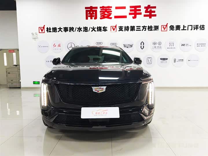 Photo 2 - Cadillac XT5