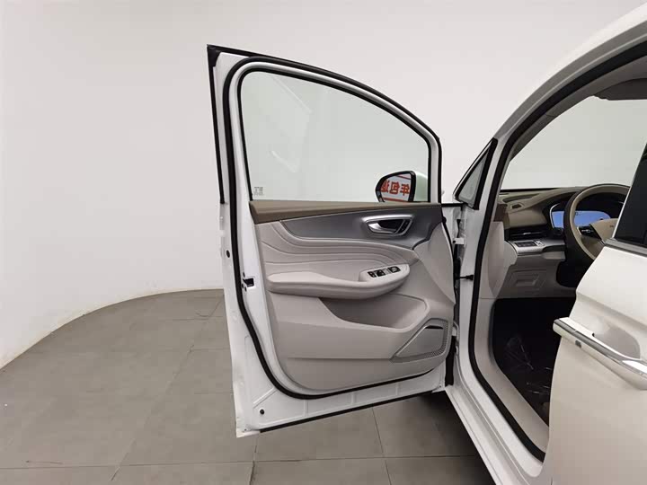 Photo 8 - Roewe iMax 8 EV