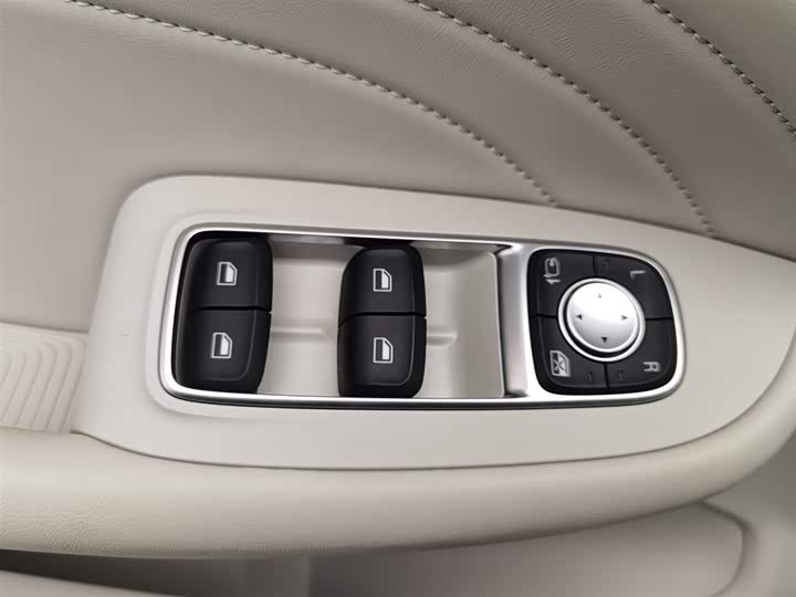 Photo 9 - Roewe iMax 8 EV