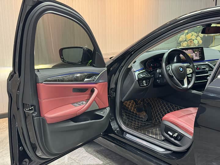 Photo 4 - BMW 5 Series