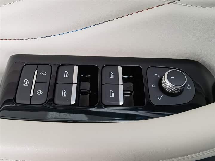 Фото 9 - Geely Monjaro