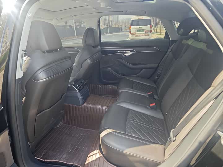 Фото 5 - Audi A8