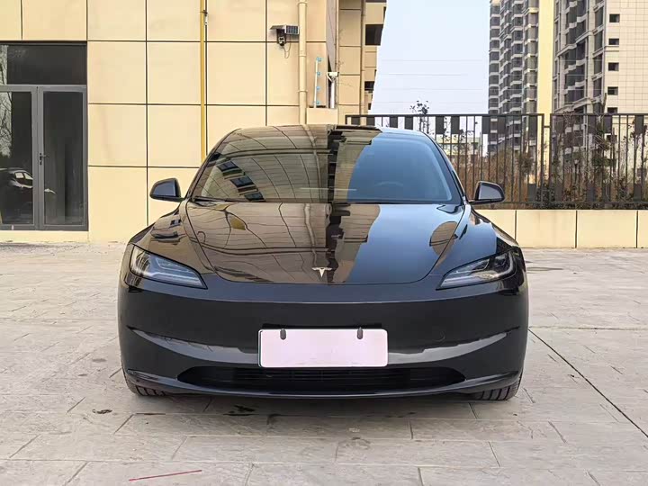 Фото 2 - Tesla Model 3