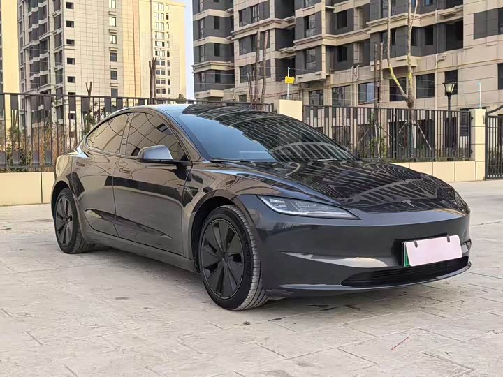 Фото 3 - Tesla Model 3