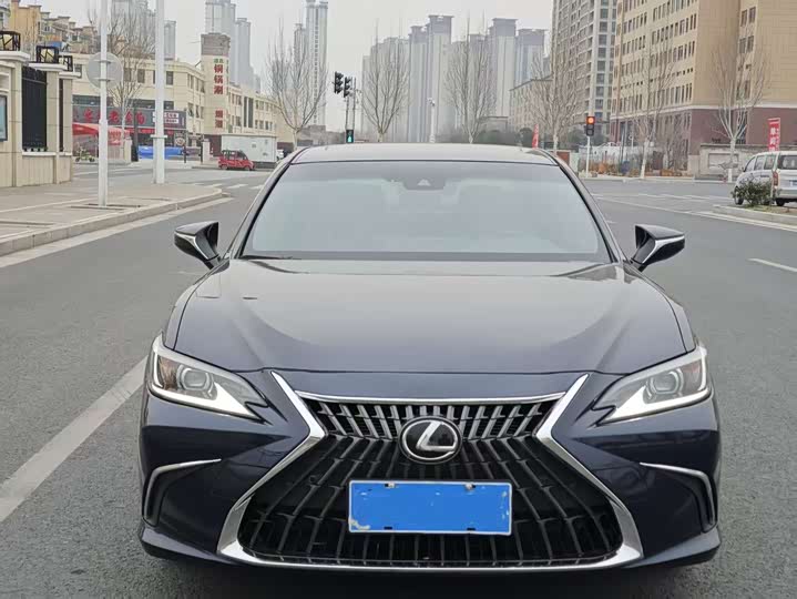 Фото 3 - Lexus ES