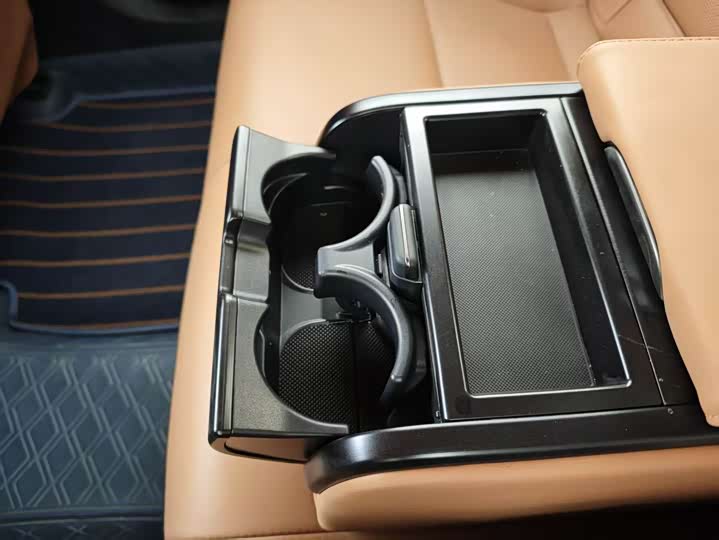 Фото 8 - Lexus ES