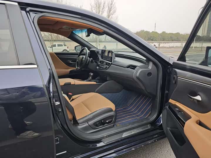 Фото 9 - Lexus ES