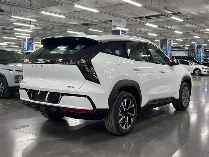 Фото 8 - Geely Atlas L