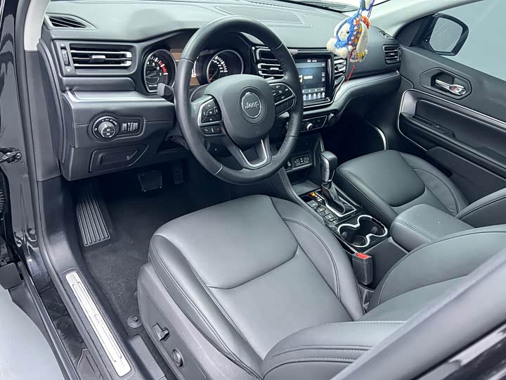 Фото 4 - Jeep Grand Commander