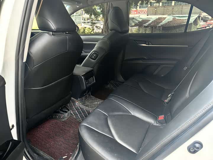 Фото 9 - Toyota Camry