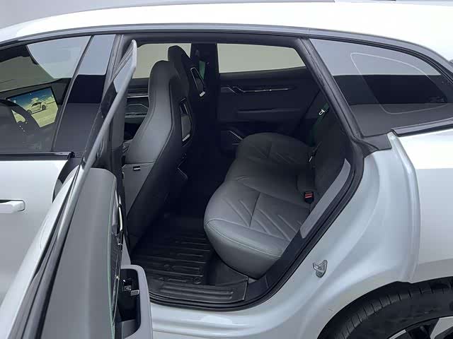 Фото 8 - Zeekr 001