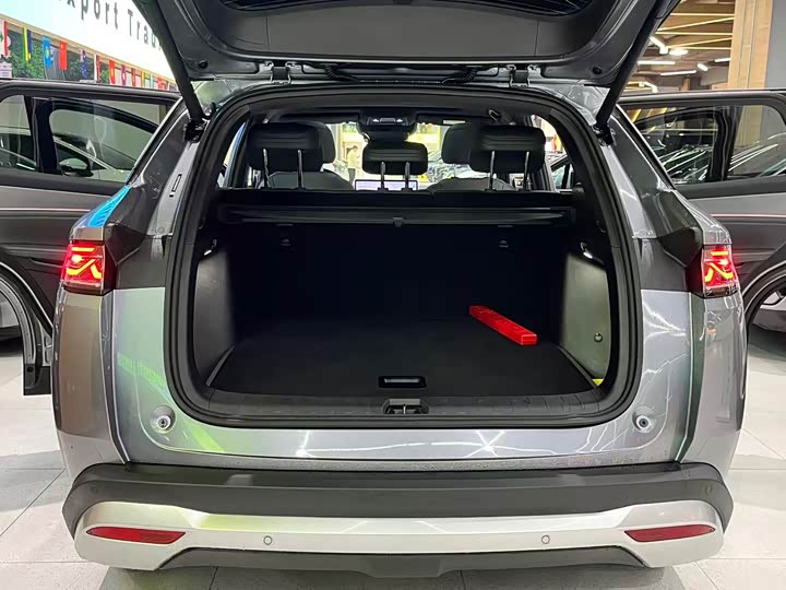 Photo 6 - BYD Song L DM-i Hybrid