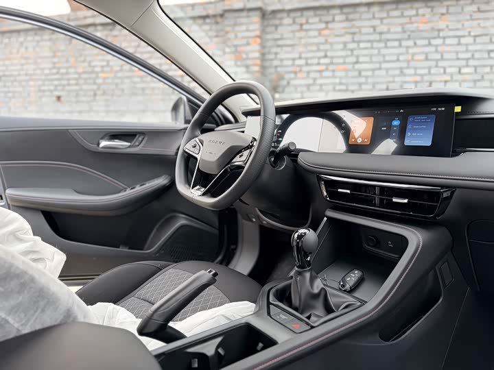 Фото 9 - Roewe i5