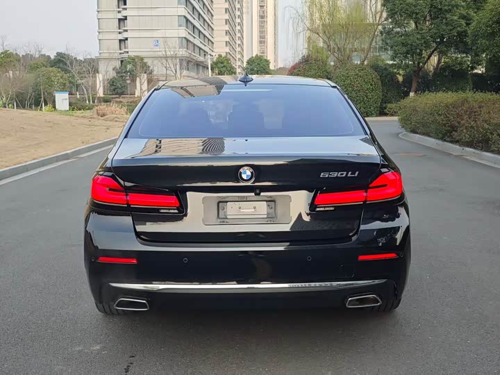 Photo 5 - BMW 5 Series