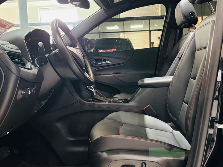 Photo 5 - Chevrolet Equinox