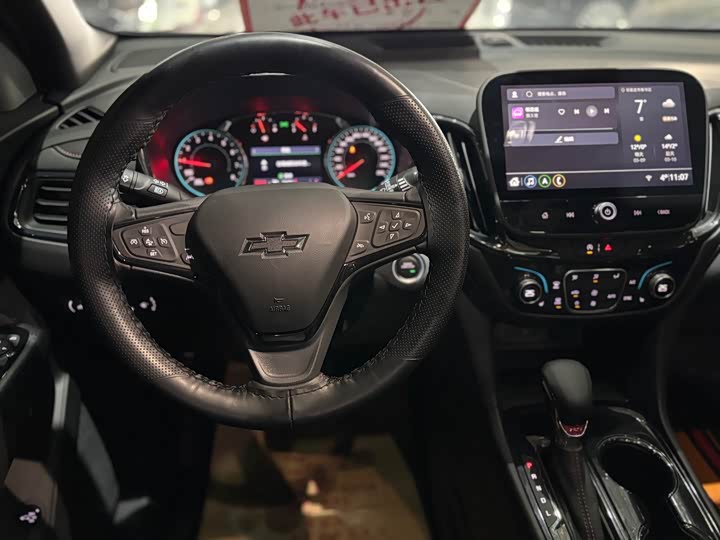 Photo 8 - Chevrolet Equinox