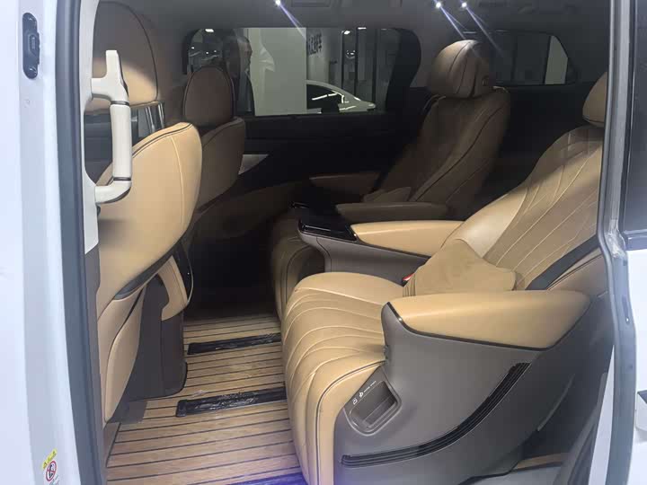 Фото 7 - Denza D9