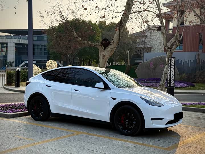 Photo 3 - Tesla Model Y