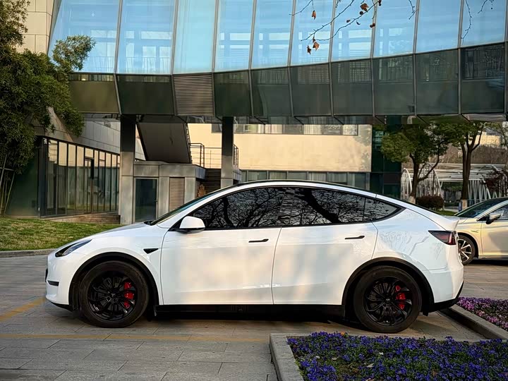 Photo 4 - Tesla Model Y