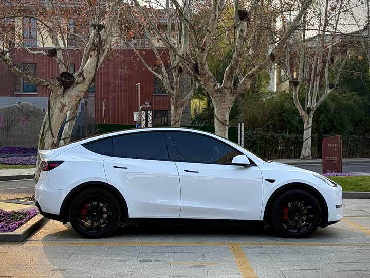 Photo 5 - Tesla Model Y
