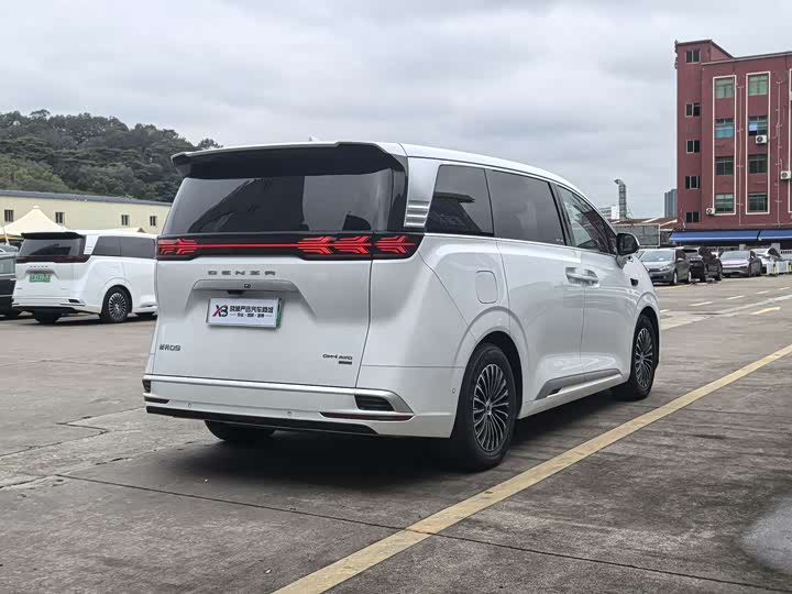 Фото 7 - Denza D9