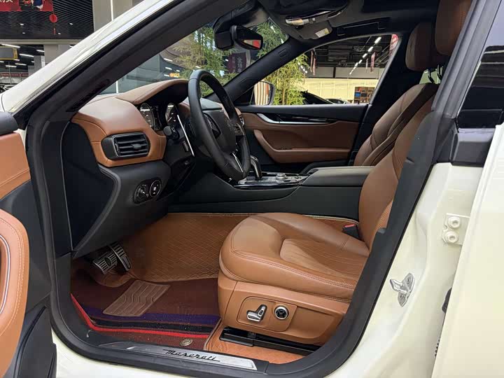 Photo 7 - Maserati Levante