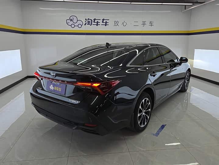 Photo 3 - Toyota Avalon