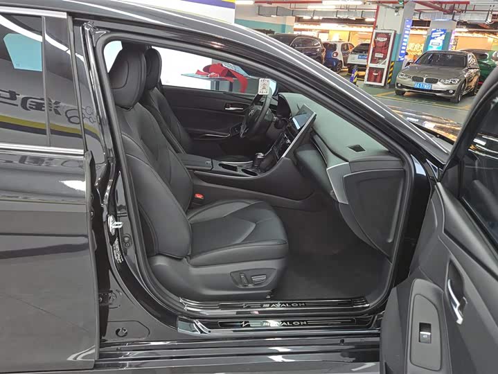 Photo 8 - Toyota Avalon